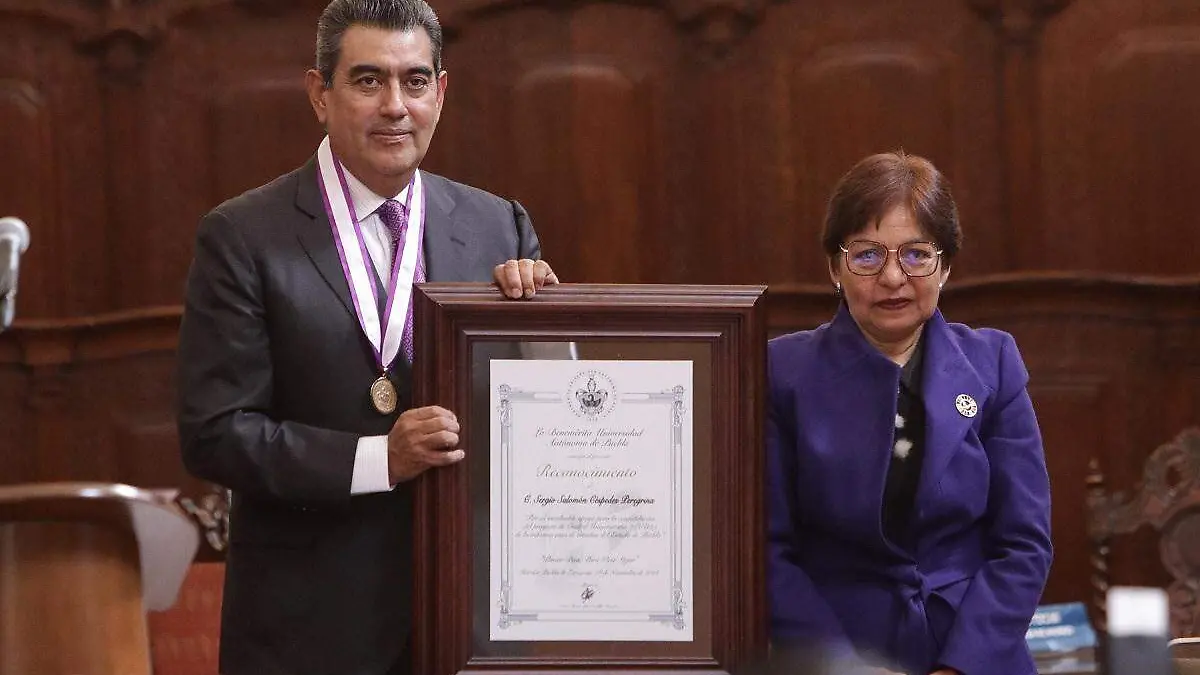 Entrega la BUAP a Sergio Salomón la medalla